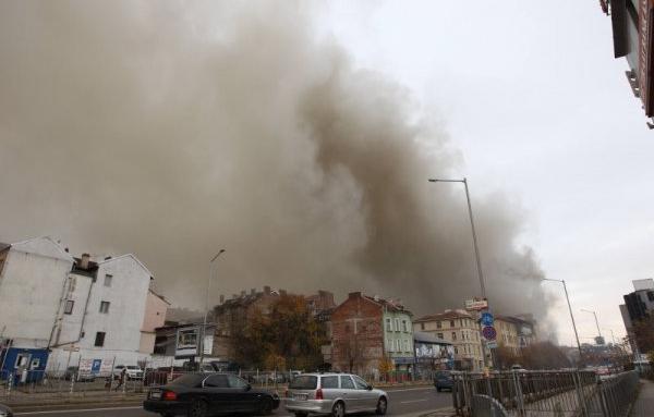 Овладяха пожара в "Син сити", но въпросите остават СНИМКИ